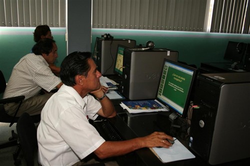 Participante Recibiendo Información sobre Biotecnología Moderna 