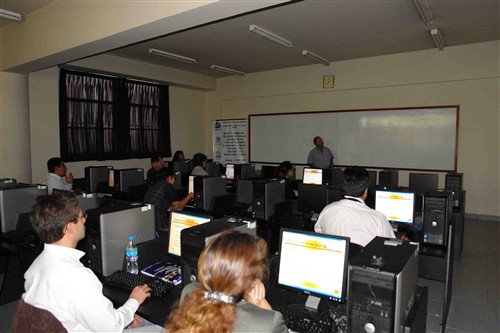 Participantes recibiendo el contenido del taller 