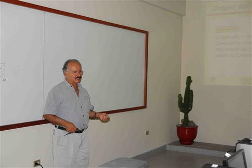 El Dr. Enrique Fernandez Northcote mostrando el CIISB 